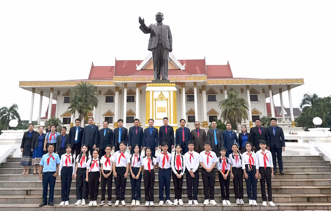 Đoàn đại biểu dâng hoa tại Tượng đài Chủ tịch Kaysone Phomvihane. Ảnh: BTC