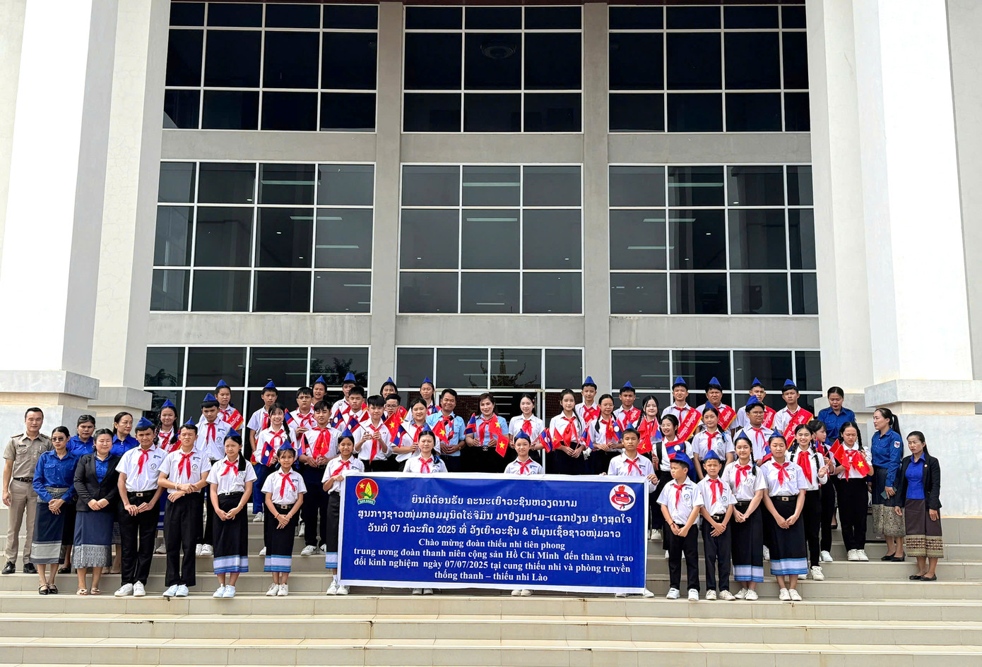 Đại biểu thanh thiếu nhi hai nước giao lưu trong khuôn khổ chương trình. Ảnh: BTC Đại biểu thanh thiếu nhi hai nước giao lưu trong khuôn khổ chương trình. Ảnh: BTC