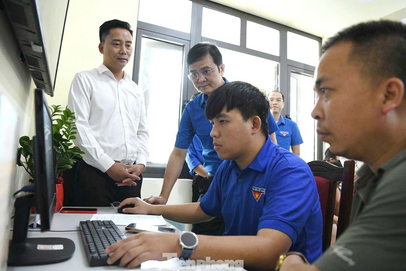 Bí thư thứ nhất T.Ư Đoàn Bùi Quang Huy thăm, động viên đoàn viên xã Minh Châu (Hà Nội) hỗ trợ người dân tại trung tâm phục vụ hành chính công. Ảnh: Hoàng Mạnh Thắng tp-minhchau5-1644-4714.jpg