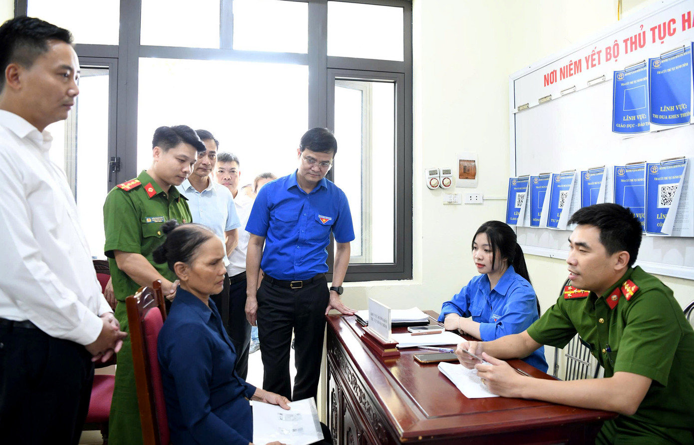 Bí thư thứ nhất T.Ư Đoàn Bùi Quang Huy thăm, động viên và tặng quà đội tình nguyện làm nhiệm vụ tại xã Minh Châu (TP Hà Nội ). Ảnh: Hoàng Mạnh Thắng minhchau1-2353-9069.jpg