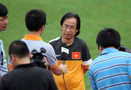 Phó Chủ tịch VFF Nguyễn Lân Trung trả lời phỏng vấn báo chí