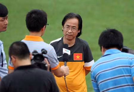 Phó Chủ tịch VFF Nguyễn Lân Trung trả lời phỏng vấn báo chí