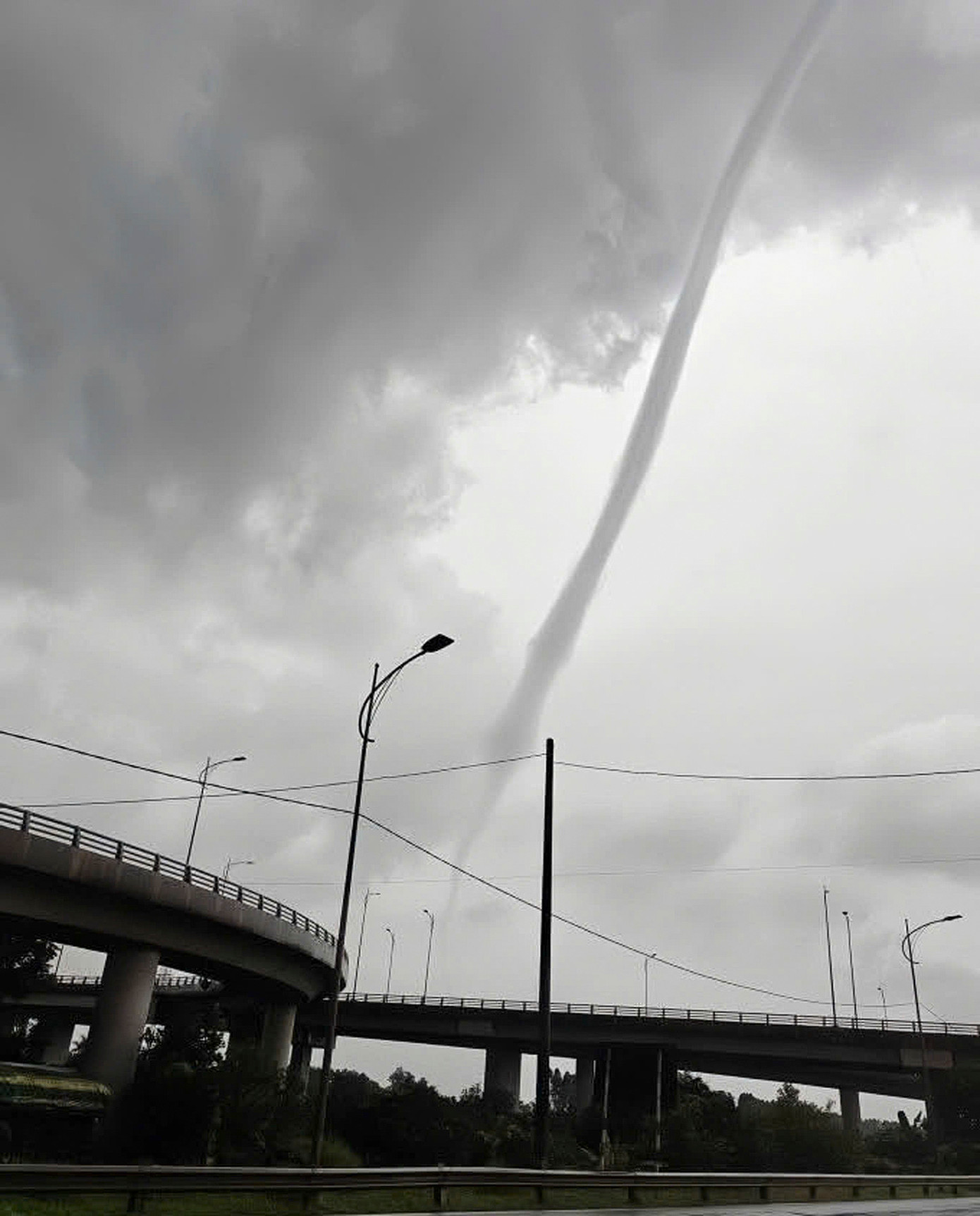 Vòi rồng xuất hiện ở Bắc Ninh trưa 28/6. Ảnh: Nguyễn Hoàng Vòi rồng xuất hiện ở Bắc Ninh trưa 28/6. Ảnh: Nguyễn Hoàng