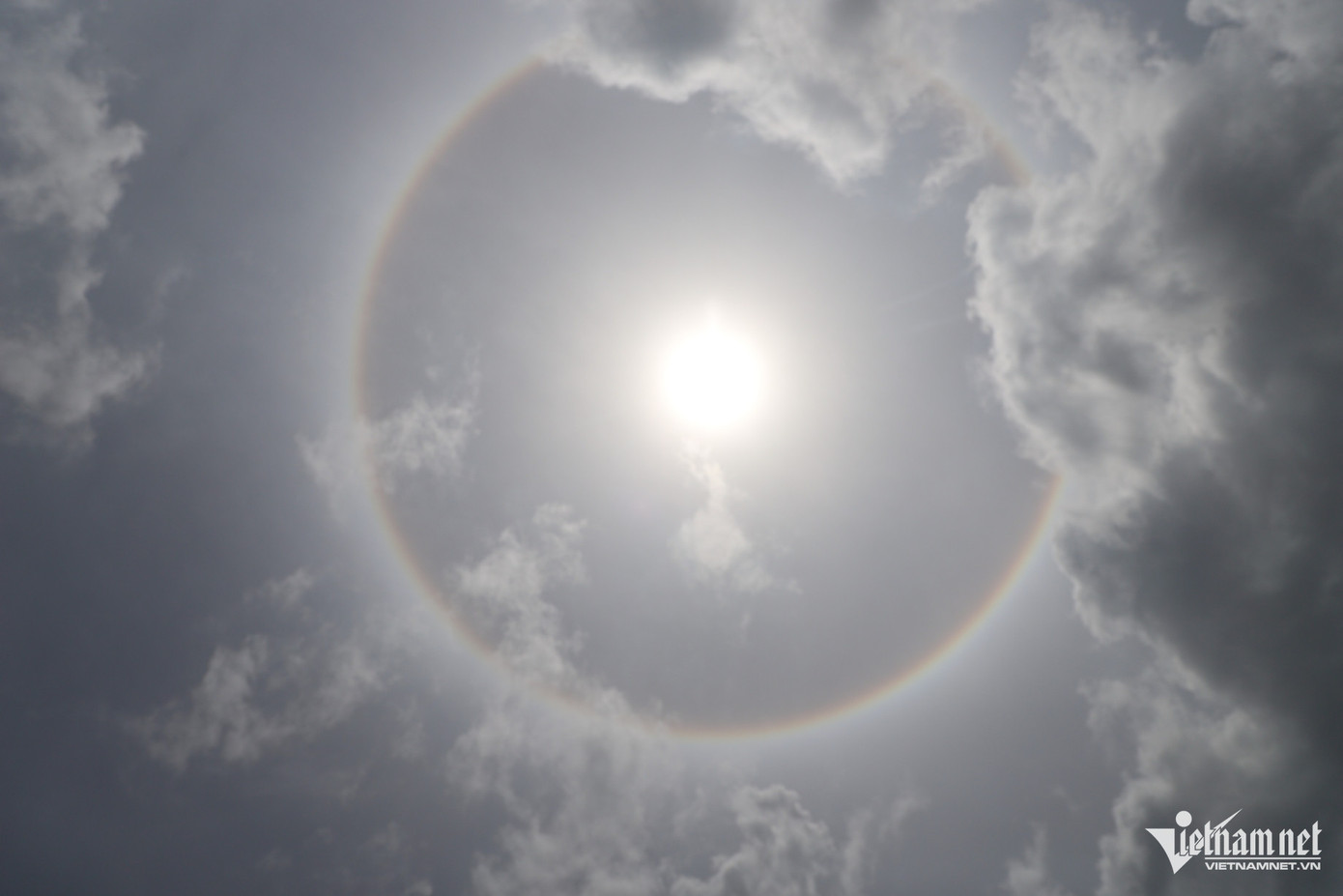 Vòng tròn lớn với đủ sắc màu cầu vòng bao quanh mặt trời. Ảnh: Tuấn Kiệt. Vòng tròn lớn với đủ sắc màu cầu vòng bao quanh mặt trời. Ảnh: Tuấn Kiệt.