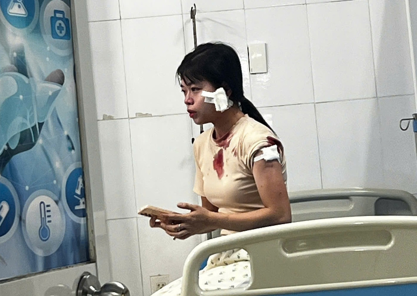 Chị L. bị chồng cũ hành hung phải nhập viện. Ảnh người thân cung cấp Chị L. bị chồng cũ hành hung phải nhập viện. Ảnh người thân cung cấp