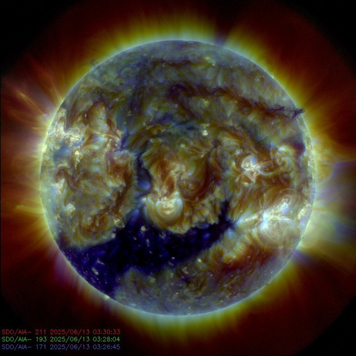 Một "họng súng vũ trụ" đang lan rộng trên Mặt Trời - Ảnh: NASA