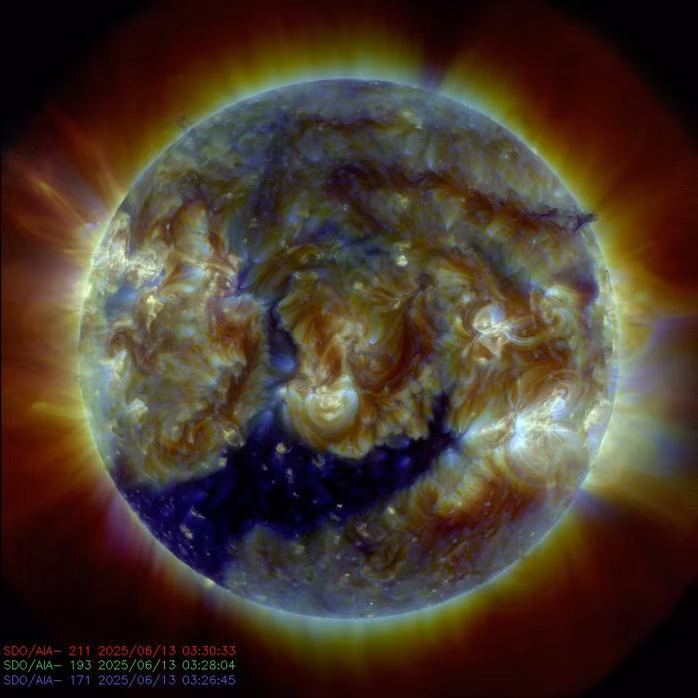 Một "họng súng vũ trụ" đang lan rộng trên Mặt Trời - Ảnh: NASA
