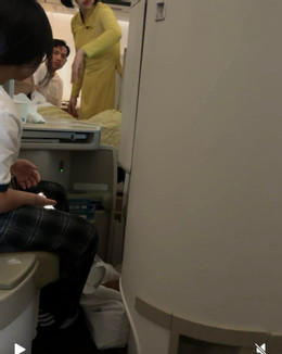 Giây phút căng thẳng của 2 bác sĩ trên chuyến bay TPHCM-Hà Nội cứu bé gái co giật ảnh 2