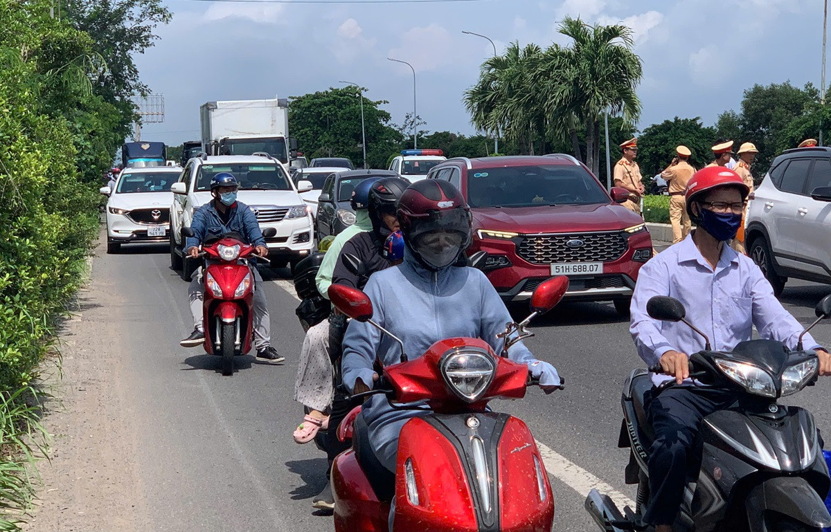 Vụ việc khiến giao thông qua khu vực ùn tắc khoảng 30 phút. Ảnh: Quang Hưng Vụ việc khiến giao thông qua khu vực ùn tắc khoảng 30 phút. Ảnh: Quang Hưng