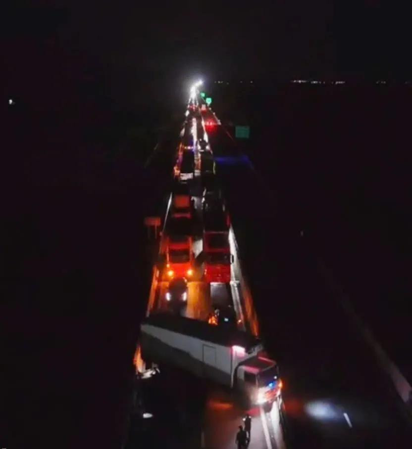 Chiếc xe tải nằm chắn ngang trên đường cao tốc Vĩnh Hảo - Phan Thiết bị ách tắc nhiều giờ Chiếc xe tải nằm chắn ngang trên đường cao tốc Vĩnh Hảo - Phan Thiết bị ách tắc nhiều giờ