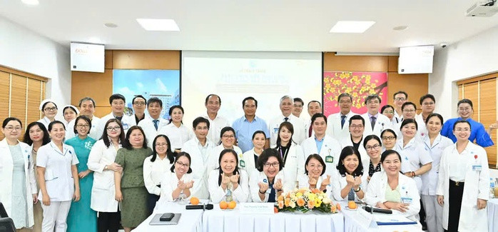 Chủ tịch UBND TP HCM Nguyễn Văn Được chụp hình lưu niệm cùng lãnh đạo Sở Y tế TP HCM và ekip can thiệp Chủ tịch UBND TP HCM Nguyễn Văn Được chụp hình lưu niệm cùng lãnh đạo Sở Y tế TP HCM và ekip can thiệp