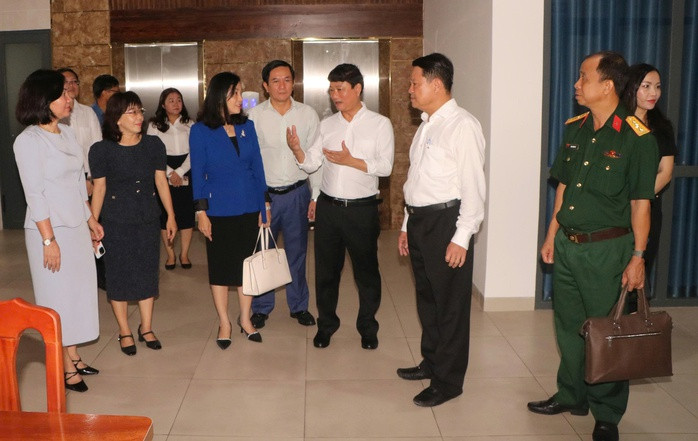 Chủ tịch UBND tỉnh Bình Dương khảo sát Trung tâm phục vụ hành chính công của phường Tân Đông Hiệp mới Chủ tịch UBND tỉnh Bình Dương khảo sát Trung tâm phục vụ hành chính công của phường Tân Đông Hiệp mới