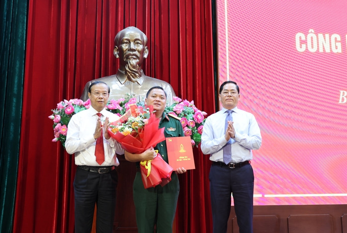 Đại tá Trần Văn Cư nhận quyết định và hoa chúc mừng của lãnh đạo tỉnh Bà Rịa - Vũng Tàu Đại tá Trần Văn Cư nhận quyết định và hoa chúc mừng của lãnh đạo tỉnh Bà Rịa - Vũng Tàu