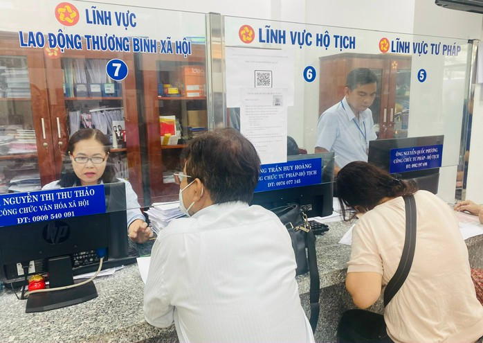 Cán bộ, công chức phường Võ Thị Sáu, quận 3 giải quyết thủ tục hành chính cho người dân;Ảnh: PHAN ANH Cán bộ, công chức phường Võ Thị Sáu, quận 3 giải quyết thủ tục hành chính cho người dân;Ảnh: PHAN ANH