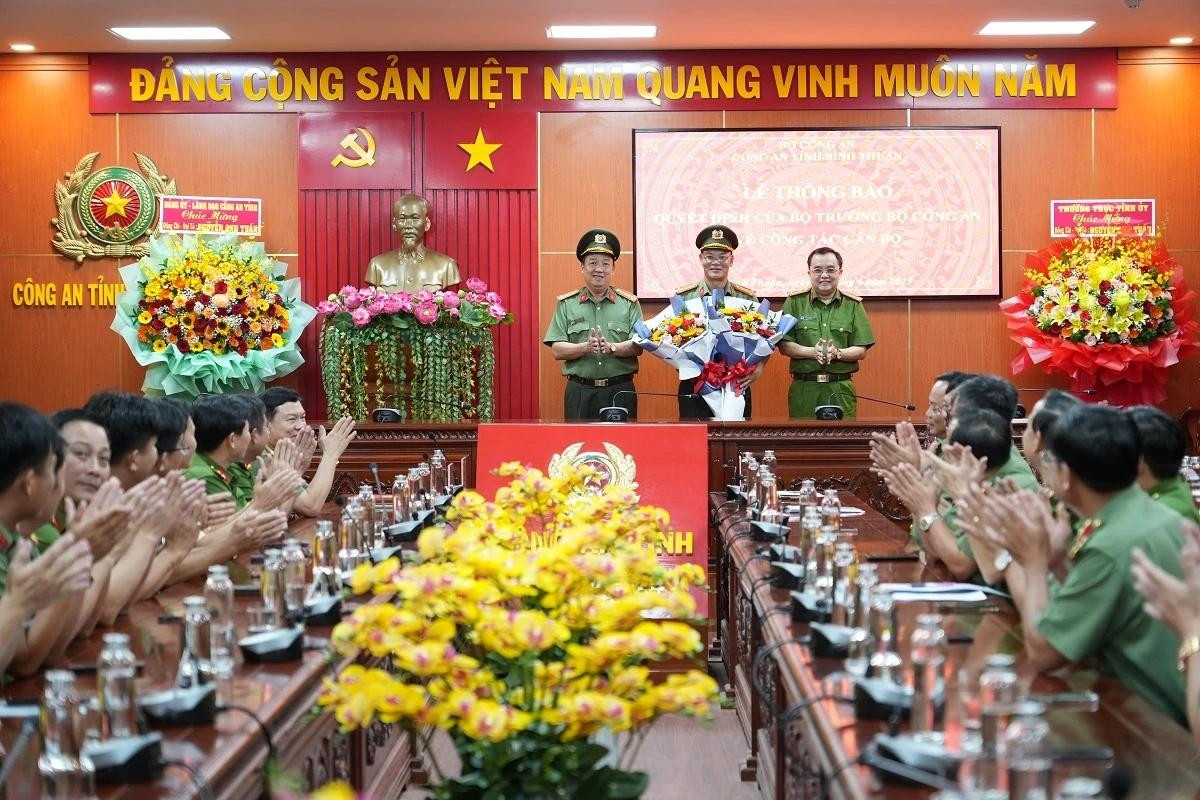 Đại tá Nguyễn Anh Tuấn nhận quyết định và hoa chúc mừng. Ảnh: CABT Đại tá Nguyễn Anh Tuấn nhận quyết định và hoa chúc mừng. Ảnh: CABT