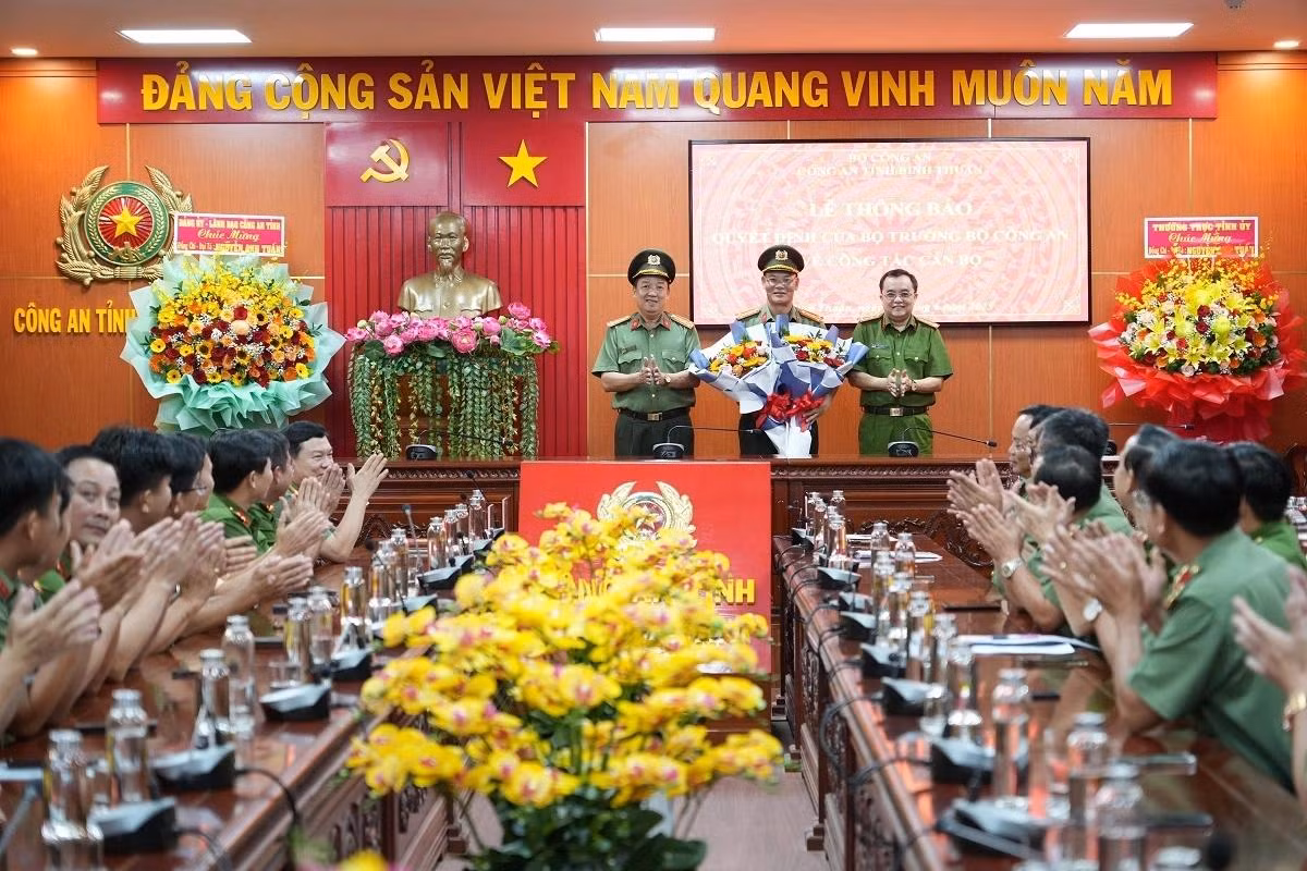 Đại tá Nguyễn Anh Tuấn nhận quyết định và hoa chúc mừng. Ảnh: CABT