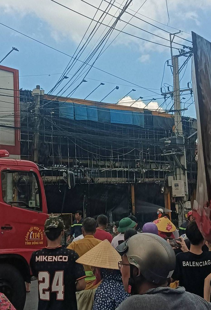 Ngọn lửa nhanh chóng được khống chế nhưng hầu hết tài sản của siêu thị bị thiêu rụi. Ảnh: MXH