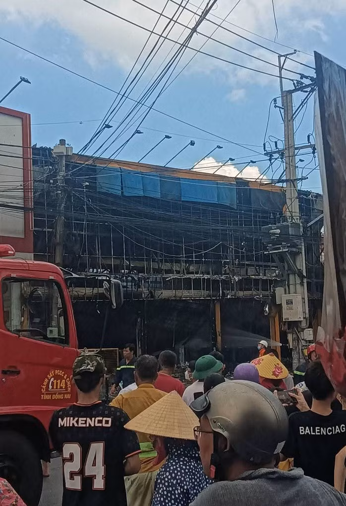 Ngọn lửa nhanh chóng được khống chế nhưng hầu hết tài sản của siêu thị bị thiêu rụi. Ảnh: MXH