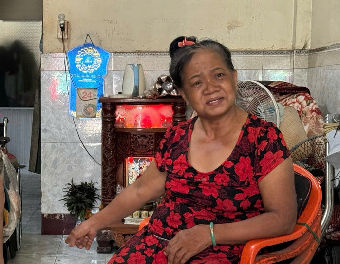 Bà Hà kể lại vụ việc. Ảnh: P.T