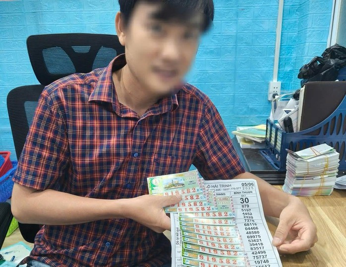 Ông Trần Quang Hải (Chủ đại lý vé số Hải Trinh) lên TP Buôn Ma Thuột xác nhận và đổi thưởng 14 tờ độc đắc