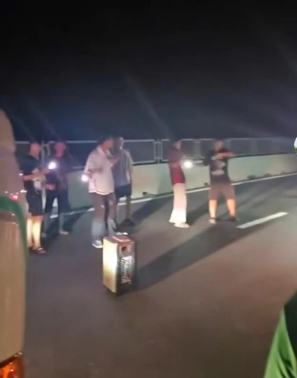 Đường bị ách tắc quá lâu, một số bạn trẻ xuống đường bật loa nhảy múa và hát karaoke Đường bị ách tắc quá lâu, một số bạn trẻ xuống đường bật loa nhảy múa và hát karaoke