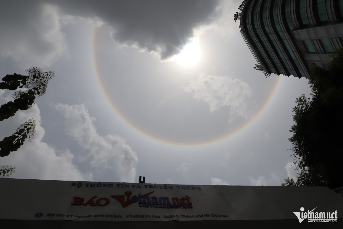 Vầng hào quang mặt trời tuyệt đẹp trưa 13/6. Ảnh: Tuấn Kiệt. Vầng hào quang mặt trời tuyệt đẹp trưa 13/6. Ảnh: Tuấn Kiệt.