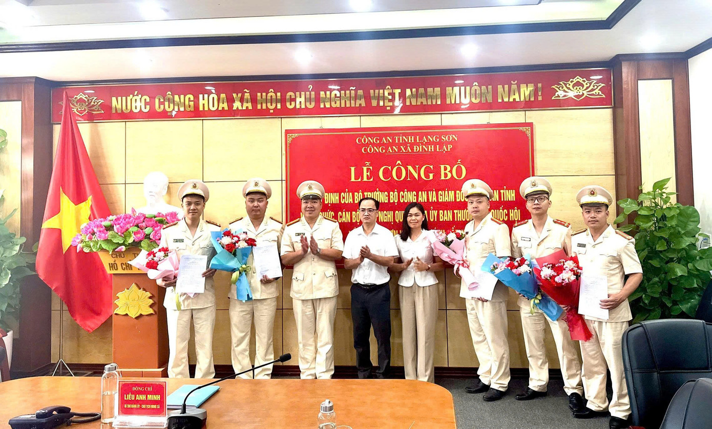 Lãnh đạo xã và Trưởng Công an xã tặng hoa chúc mừng các Phó trưởng công an xã Đình Lập. Lãnh đạo xã và Trưởng Công an xã tặng hoa chúc mừng các Phó trưởng công an xã Đình Lập.