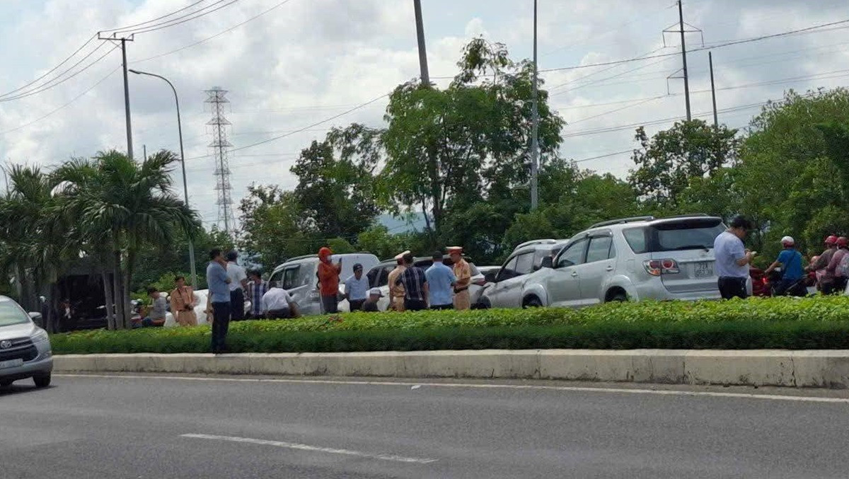 Hiện trường vụ va chạm liên hoàn 6 xe ô tô. Ảnh: CTV Hiện trường vụ va chạm liên hoàn 6 xe ô tô. Ảnh: CTV