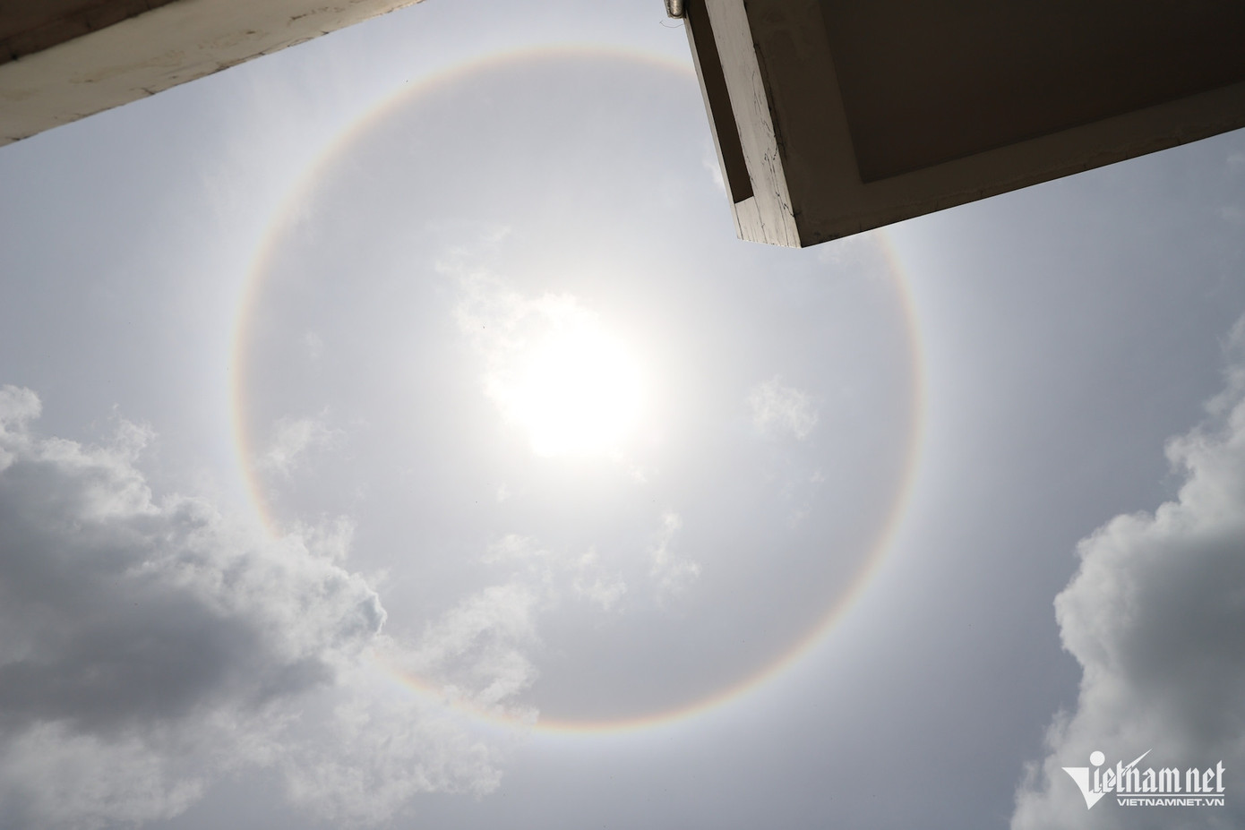 Vòng tròn lớn với đủ sắc màu cầu vòng bao quanh mặt trời. Ảnh: Tuấn Kiệt. Vòng tròn lớn với đủ sắc màu cầu vòng bao quanh mặt trời. Ảnh: Tuấn Kiệt.