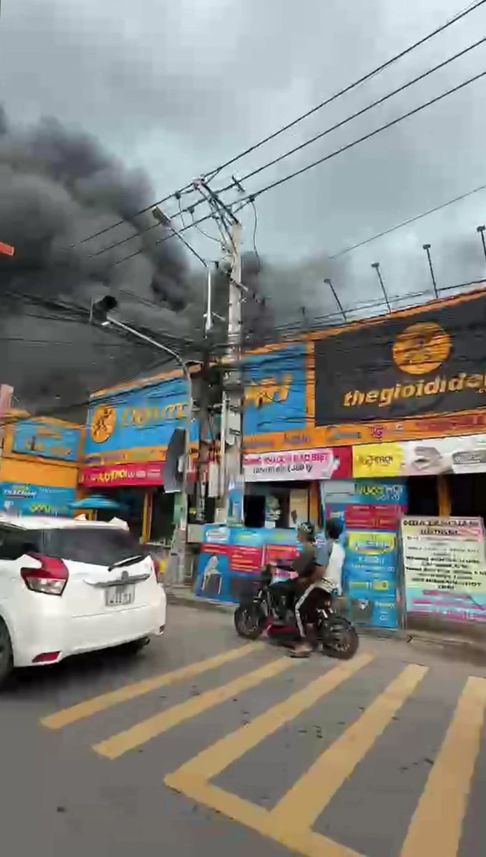 Khói đen bao trùm siêu thị. Ảnh: MXH