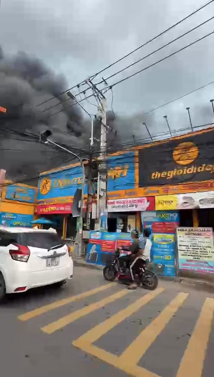 Khói đen bao trùm siêu thị. Ảnh: MXH