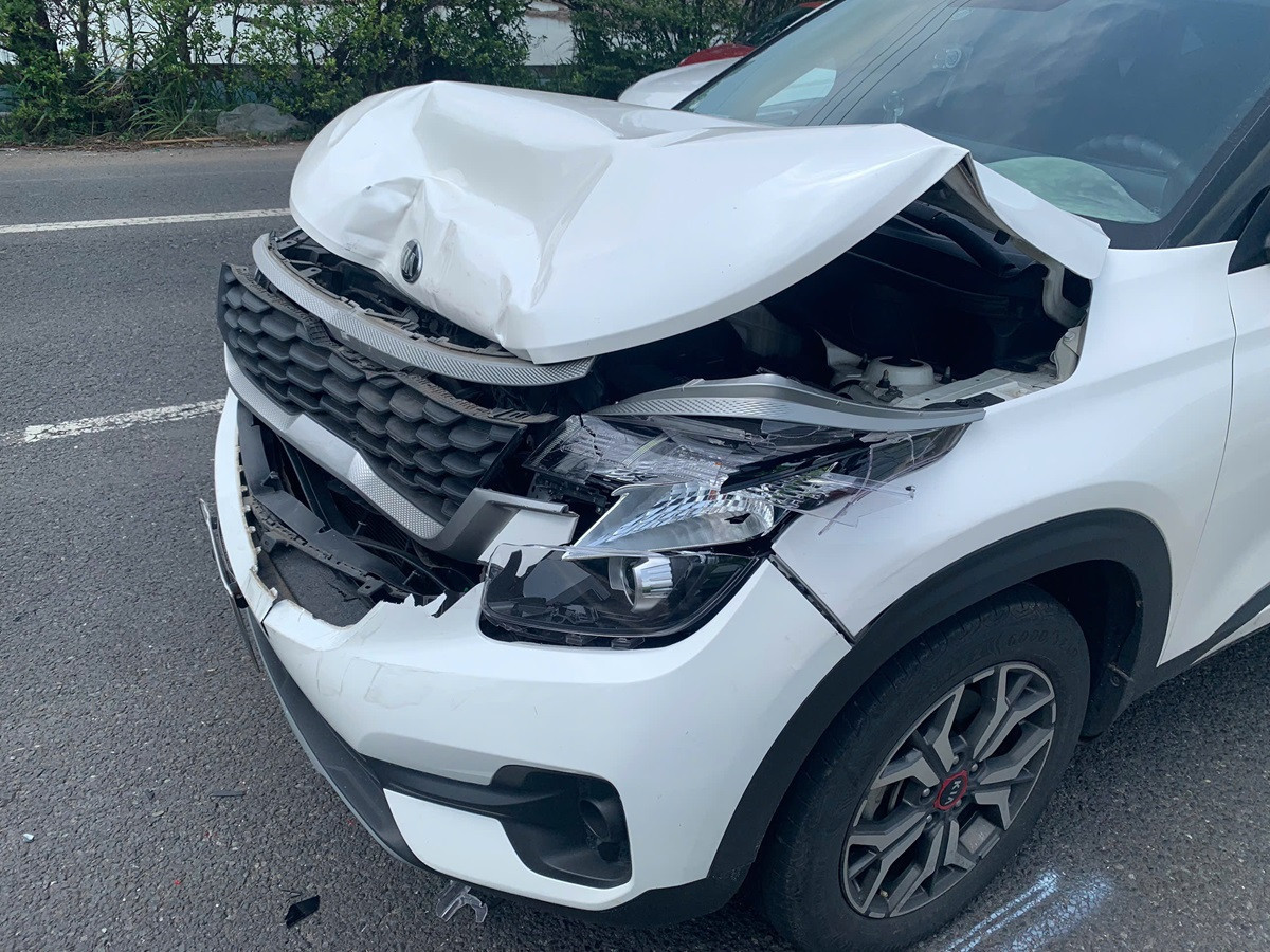 Một ô tô bị bung nắp capo, chết máy không thể di chuyển. Ảnh: Quang Hưng Một ô tô bị bung nắp capo, chết máy không thể di chuyển. Ảnh: Quang Hưng