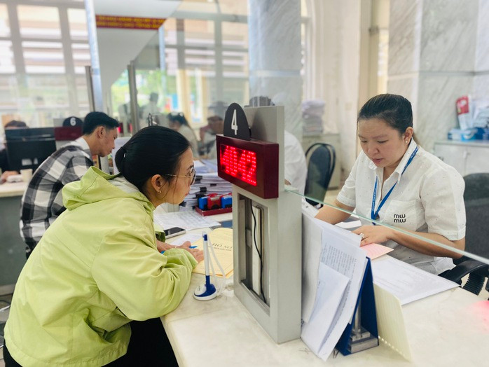 Cán bộ, công chức TP HCM giải quyết thủ tục hành chính cho người dân; Ảnh: PHAN ANH Cán bộ, công chức TP HCM giải quyết thủ tục hành chính cho người dân; Ảnh: PHAN ANH