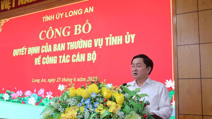 Bí thư Tỉnh ủy Long An phát biểu tại hội nghị Bí thư Tỉnh ủy Long An phát biểu tại hội nghị