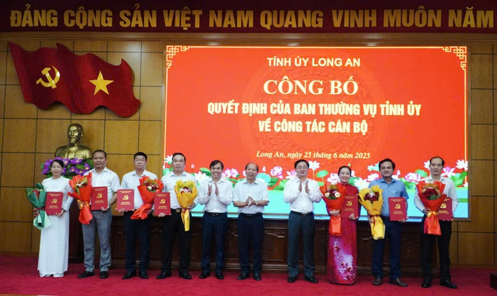 Bí thư Tỉnh ủy Long An chúc mừng các cán bộ được điều động, bổ nhiệm Bí thư Tỉnh ủy Long An chúc mừng các cán bộ được điều động, bổ nhiệm