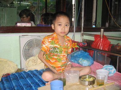 Hoàng nhỏ hơn nhiều so với tuổi lên 8