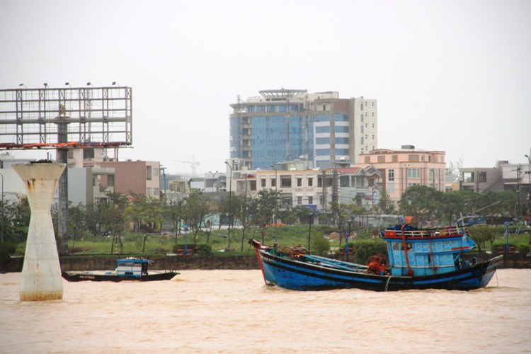 Tàu công suất lớn tranh thủ chạy ra cửa biển, chờ thời tiết thuận lợi vươn khơi