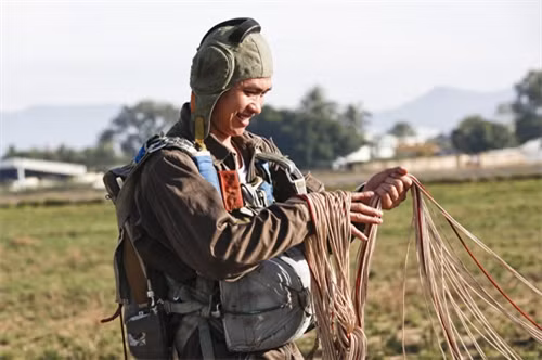 Lái dù tiếp đất an toàn, đúng vị trí với dù phụ còn nguyên trước ngực