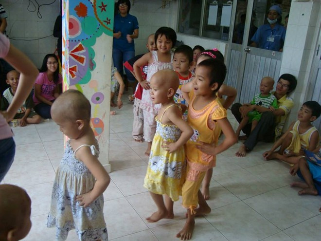 Các bé vui vẻ nô đùa để quên đi những cơn đau hành hạ