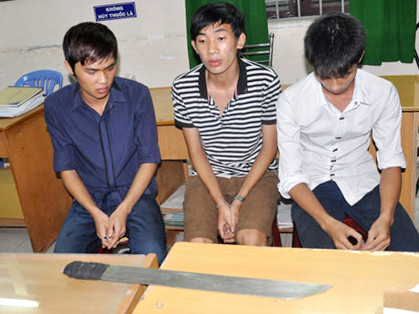 Ba sinh viên cùng thanh mã tấu giấu trong ba lô