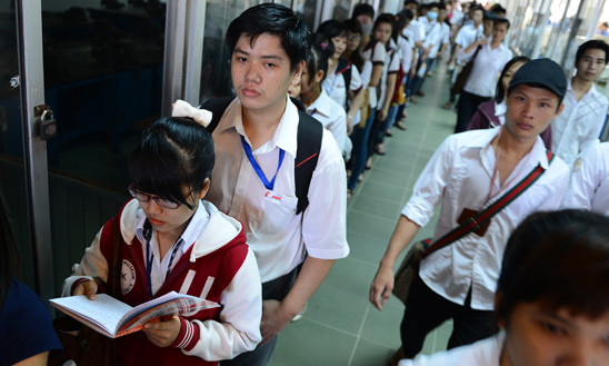 Mặc dù chưa đến 6g sáng nhưng rất đông sinh viên tới sớm chen nhau đi thang máy cho kịp giờ học tại Trường ĐH Công nghiệp TP.HCM (ảnh chụp sáng 3-6) Mặc dù chưa đến 6g sáng nhưng rất đông sinh viên tới sớm chen nhau đi thang máy cho kịp giờ học tại Trường ĐH Công nghiệp TP.HCM (ảnh chụp sáng 3-6)