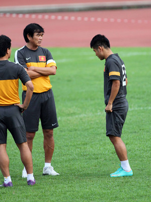 HLV Phan Thanh Hùng nhắc nhở học trò trong buổi tập chiều qua. Ảnh: VSI