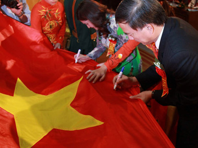 Ký tặng 1.000 lá cờ cho Trường Sa