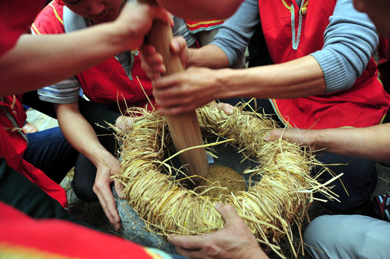 Các trai đinh của bốn đội đang gắng sức dã gạo 