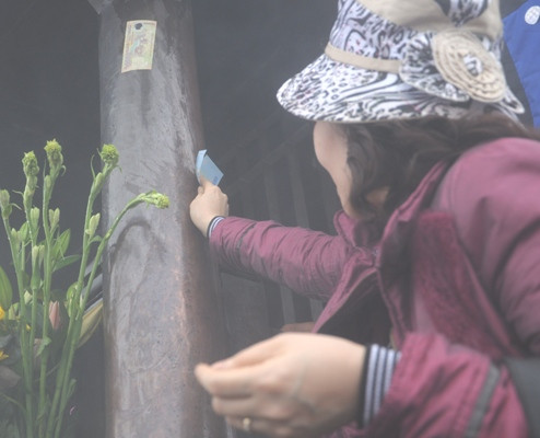  Nhiều người dùng tiền lẻ chà vào lau cột đình, và các đồ thờ cúng để cầu may mắn, linh thiêng