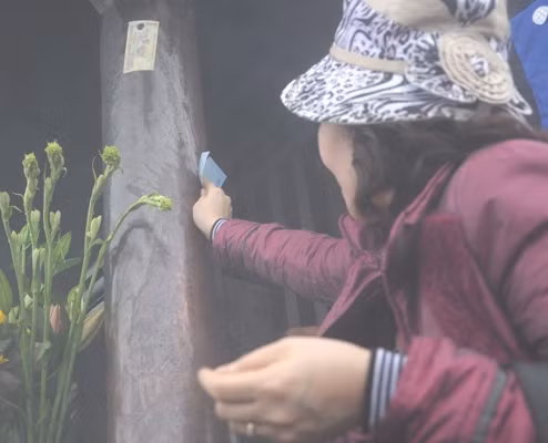  Nhiều người dùng tiền lẻ chà vào lau cột đình, và các đồ thờ cúng để cầu may mắn, linh thiêng