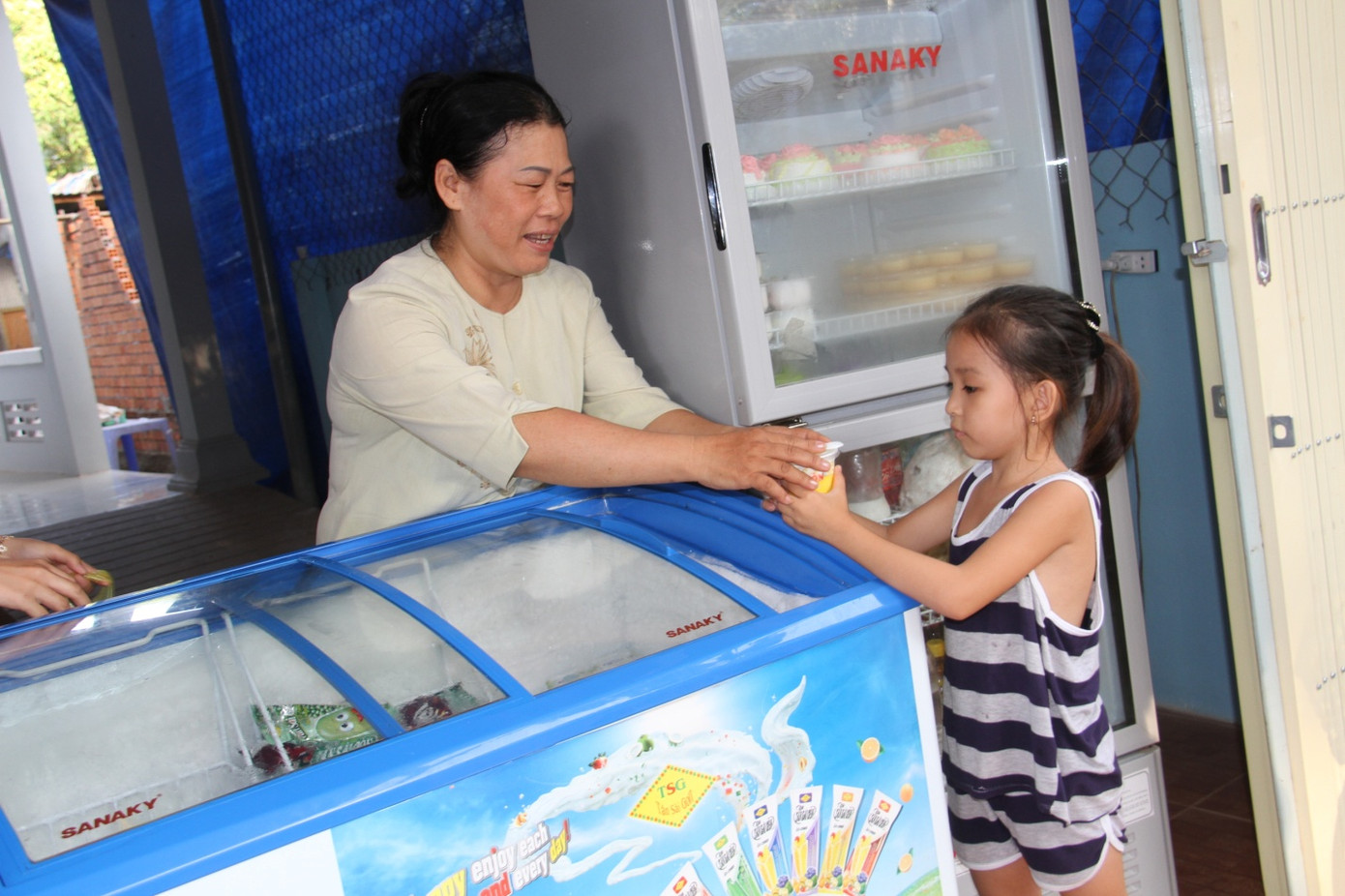 Gia đình bà Trần Thị Cúc, ấp Gành Dầu (xã Gành Dầu, Phú Quốc) đón đầu dòng điện quốc gia bằng việc đầu tủ lạnh, tủ làm mát để kinh doanh. Gia đình bà Trần Thị Cúc, ấp Gành Dầu (xã Gành Dầu, Phú Quốc) đón đầu dòng điện quốc gia bằng việc đầu tủ lạnh, tủ làm mát để kinh doanh