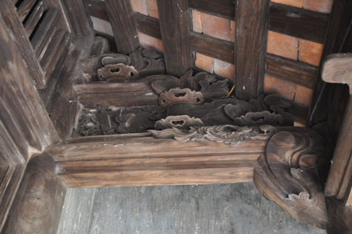 Các cột kèo được chạm khắc tinh xảo. Các cột kèo được chạm khắc tinh xảo