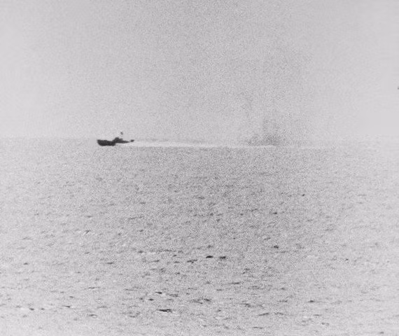 Xuồng phóng lôi 333 thoát ly hải chiến sau khi công kích thành công khu trục hạm USS Maddox