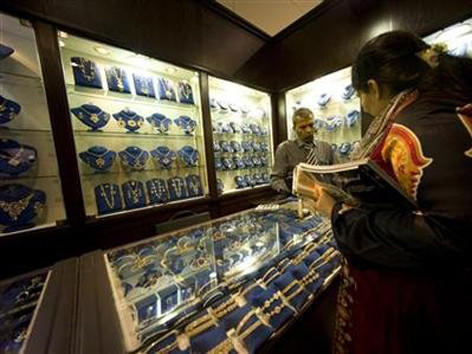 Giá vàng thế giới đêm qua giảm mạnh nhất trong 33 năm. Ảnh: reuters